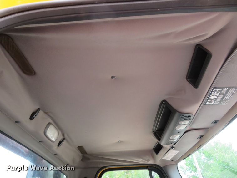 image for item FP9276 2005 Freightliner Business Class M2  flatbed truck