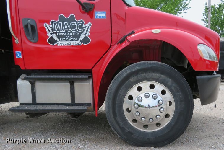 image for item FP9276 2005 Freightliner Business Class M2  flatbed truck