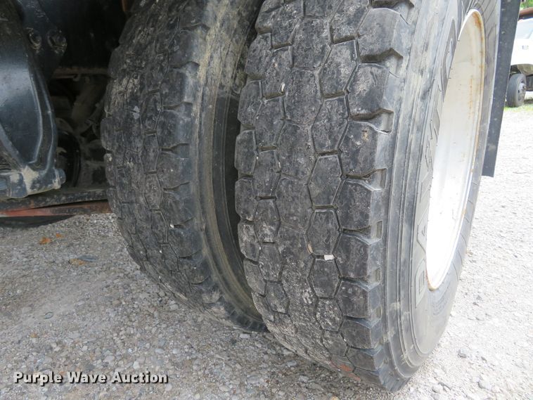 image for item FP9276 2005 Freightliner Business Class M2  flatbed truck