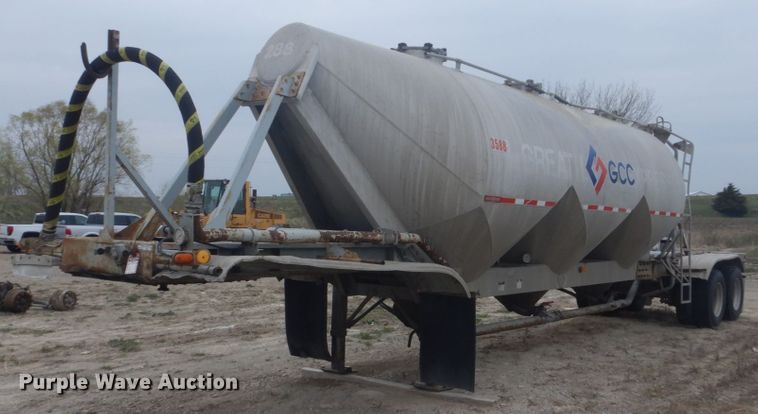 image for item HE9650 1988 Fruehauf  pneumatic dry bulk trailer