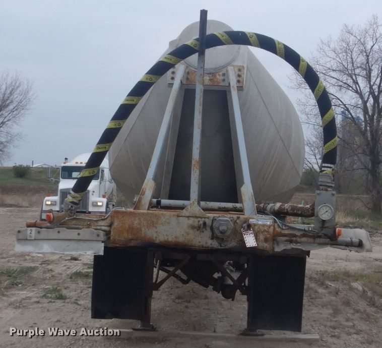 image for item HE9650 1988 Fruehauf  pneumatic dry bulk trailer