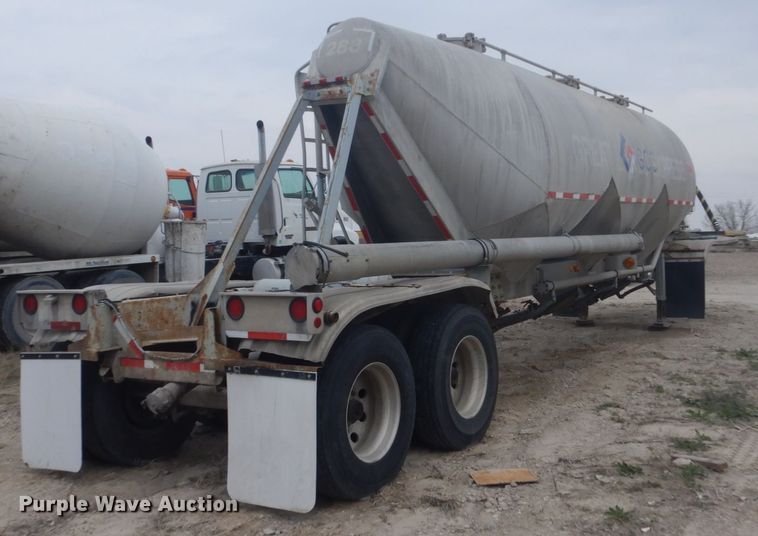 image for item HE9650 1988 Fruehauf  pneumatic dry bulk trailer