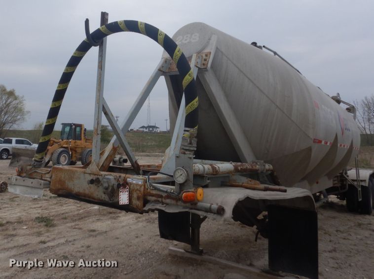 image for item HE9650 1988 Fruehauf  pneumatic dry bulk trailer