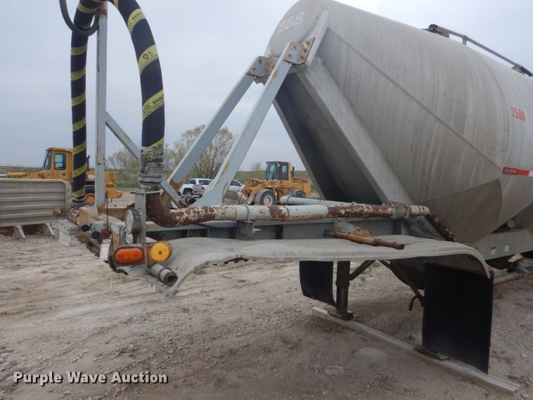 image for item HE9650 1988 Fruehauf  pneumatic dry bulk trailer