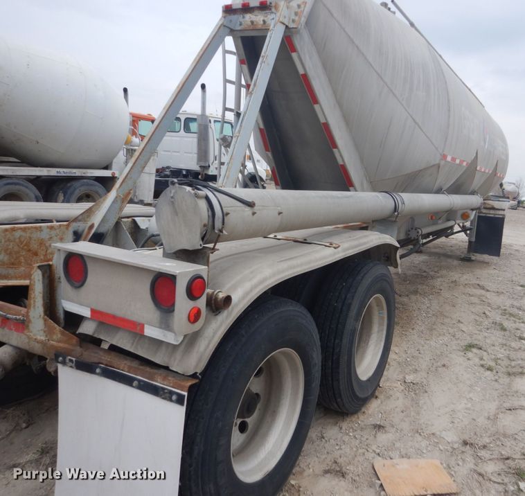 image for item HE9650 1988 Fruehauf  pneumatic dry bulk trailer