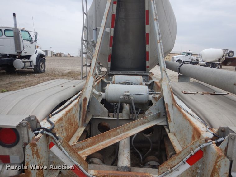 image for item HE9650 1988 Fruehauf  pneumatic dry bulk trailer