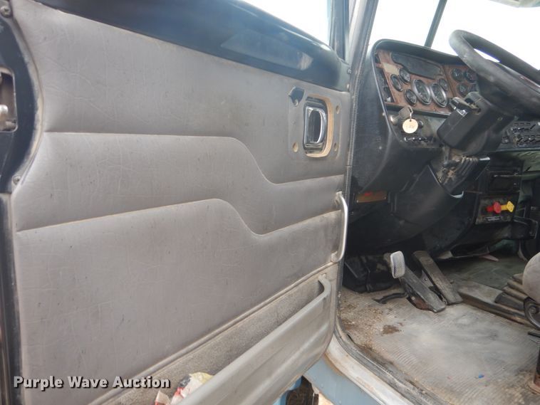 image for item HE9655 2006 Peterbilt 379  semi truck