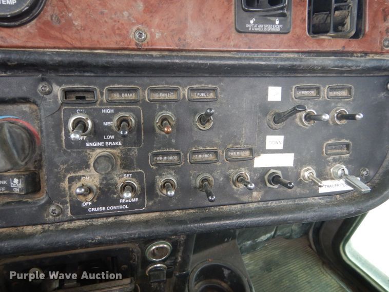 image for item HE9655 2006 Peterbilt 379  semi truck