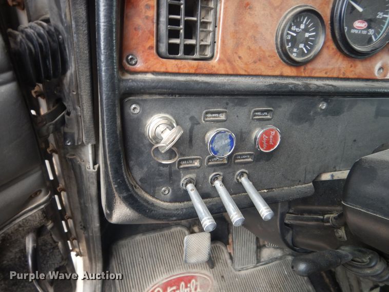 image for item HE9656 2002 Peterbilt 378  semi truck