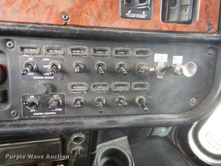 image for item HE9656 2002 Peterbilt 378  semi truck