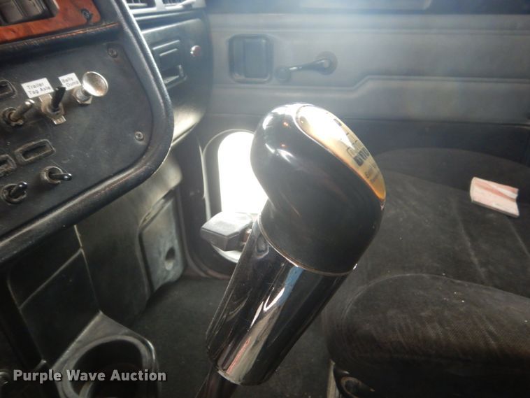 image for item HE9656 2002 Peterbilt 378  semi truck