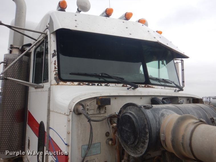 image for item HE9656 2002 Peterbilt 378  semi truck