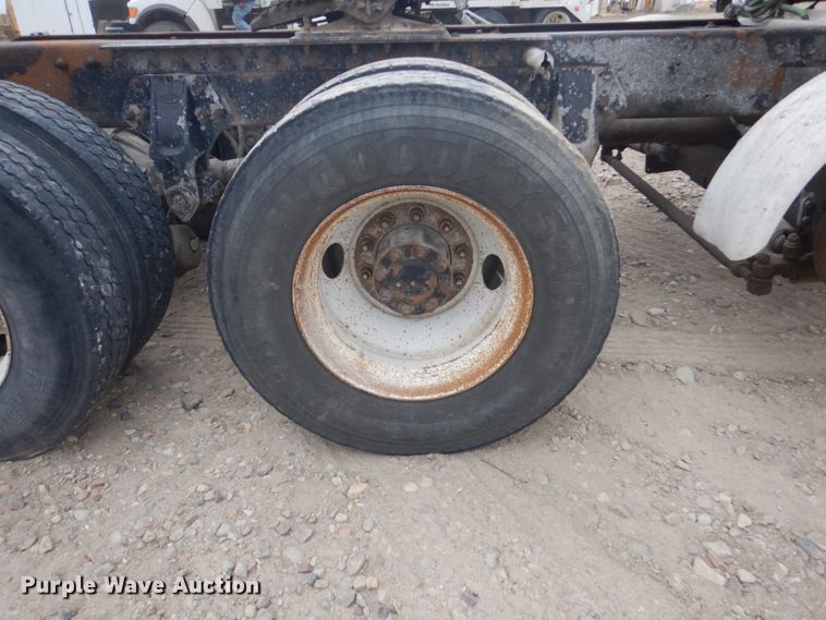 image for item HE9656 2002 Peterbilt 378  semi truck