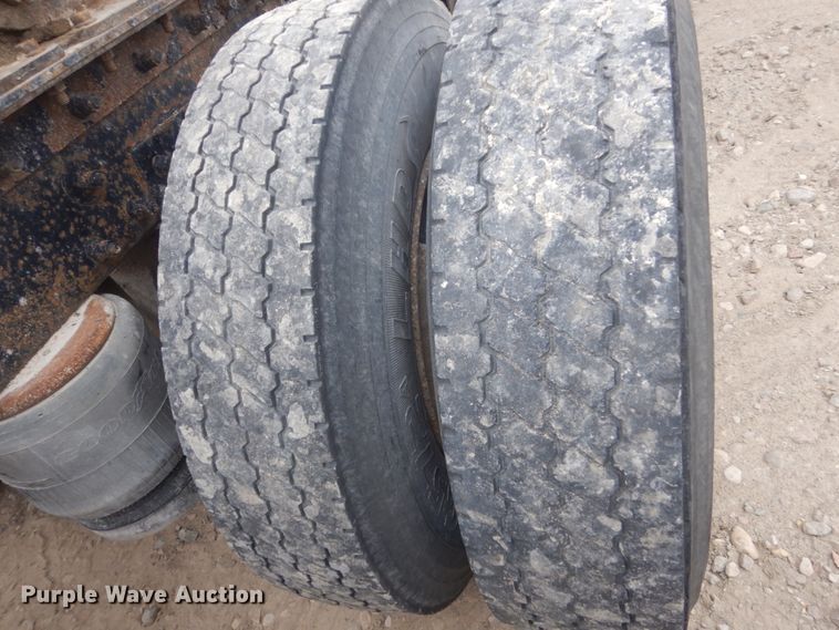 image for item HE9656 2002 Peterbilt 378  semi truck