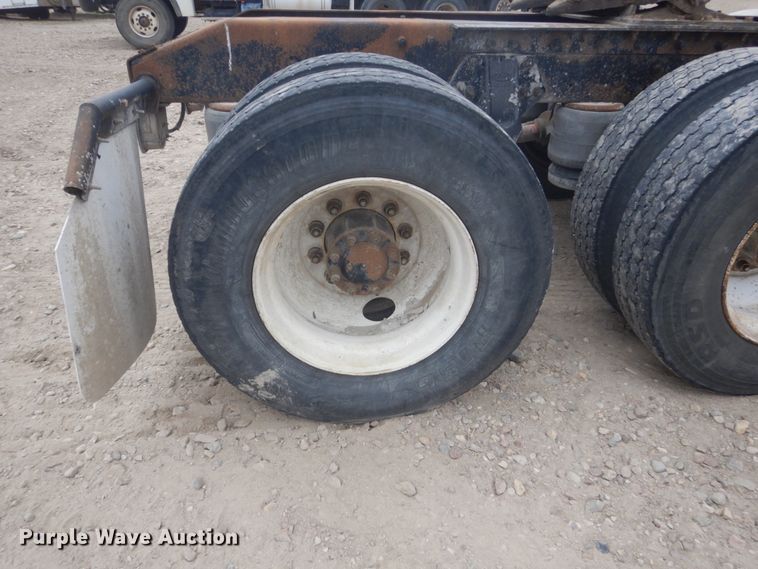 image for item HE9656 2002 Peterbilt 378  semi truck