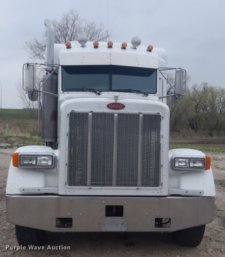 image for item HE9657 2002 Peterbilt 378  semi truck
