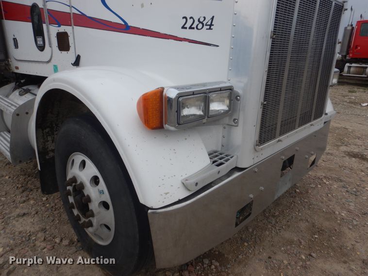 image for item HE9657 2002 Peterbilt 378  semi truck