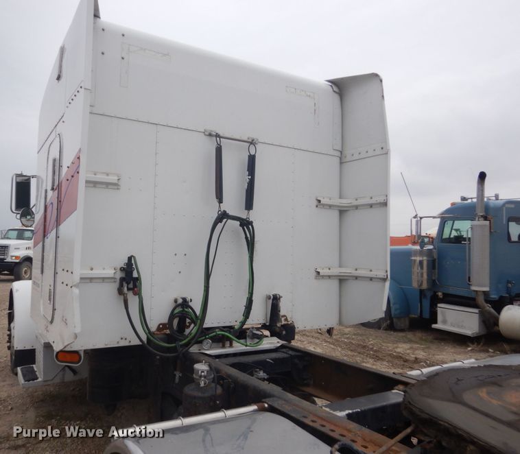 image for item HE9657 2002 Peterbilt 378  semi truck