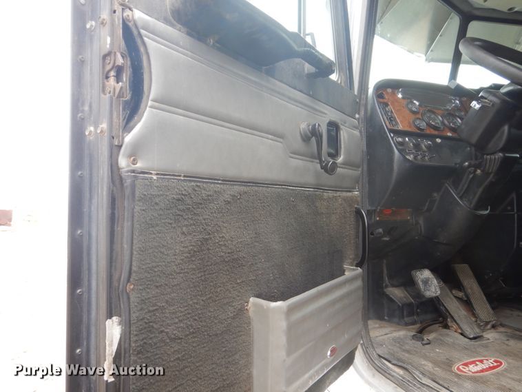 image for item HE9657 2002 Peterbilt 378  semi truck