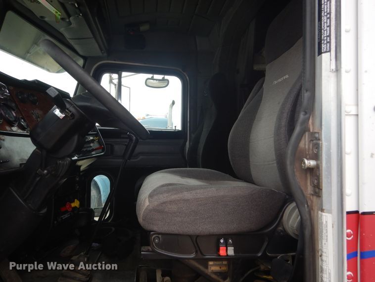 image for item HE9657 2002 Peterbilt 378  semi truck