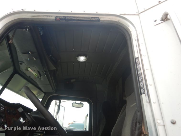 image for item HE9657 2002 Peterbilt 378  semi truck