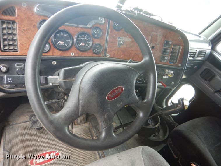 image for item HE9657 2002 Peterbilt 378  semi truck