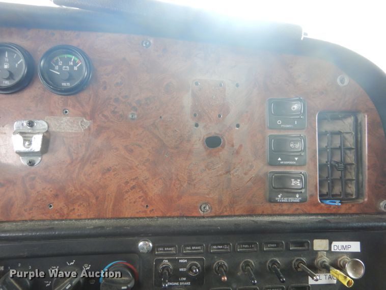 image for item HE9657 2002 Peterbilt 378  semi truck