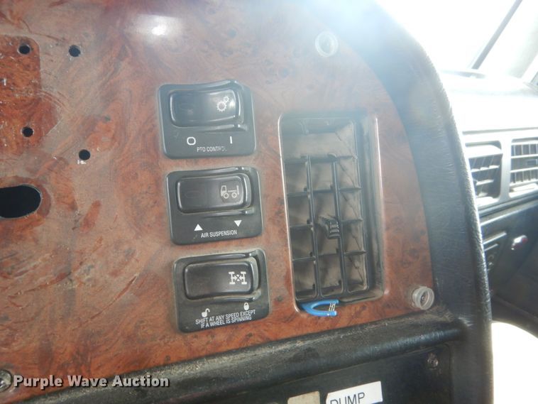 image for item HE9657 2002 Peterbilt 378  semi truck