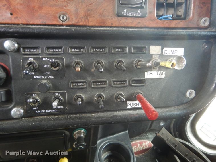 image for item HE9657 2002 Peterbilt 378  semi truck