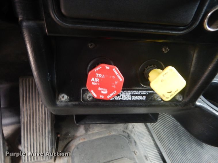 image for item HE9657 2002 Peterbilt 378  semi truck