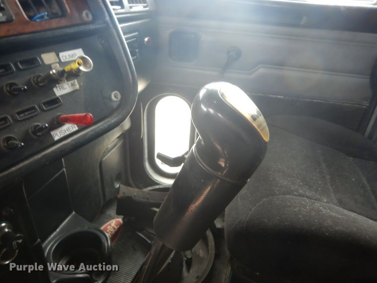 image for item HE9657 2002 Peterbilt 378  semi truck