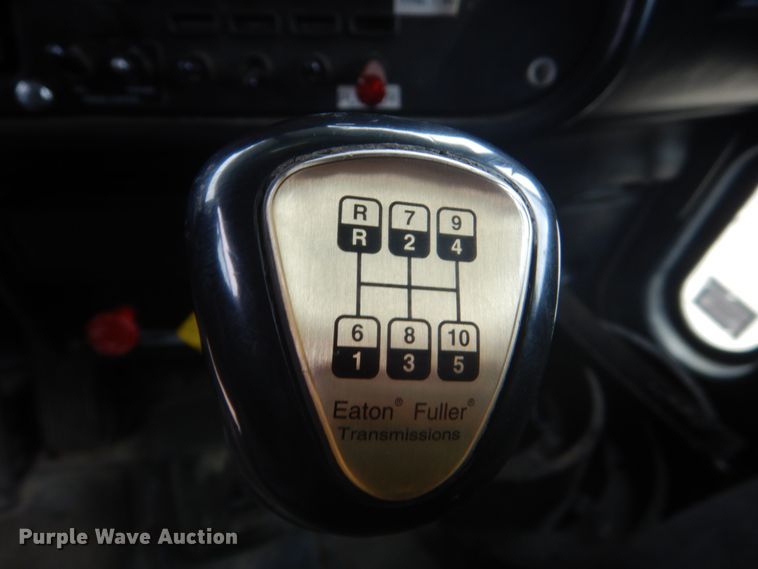 image for item HE9657 2002 Peterbilt 378  semi truck