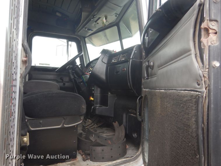 image for item HE9657 2002 Peterbilt 378  semi truck