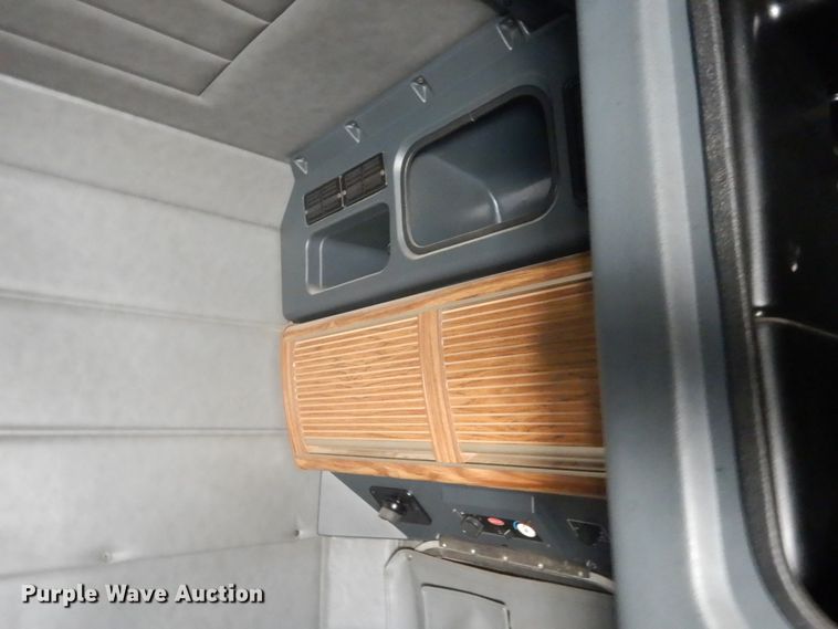 image for item HE9657 2002 Peterbilt 378  semi truck