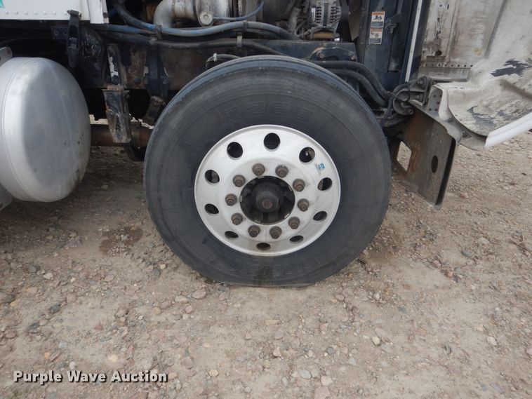 image for item HE9657 2002 Peterbilt 378  semi truck