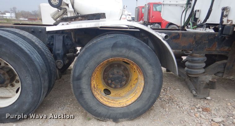 image for item HE9657 2002 Peterbilt 378  semi truck