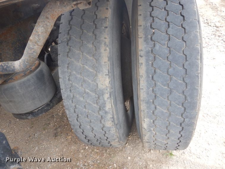 image for item HE9657 2002 Peterbilt 378  semi truck