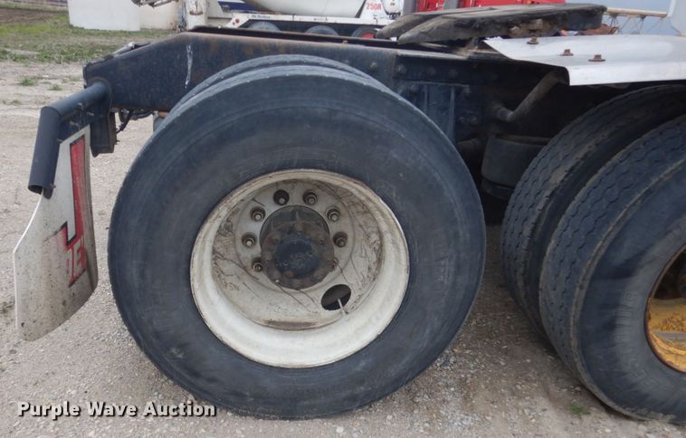 image for item HE9657 2002 Peterbilt 378  semi truck