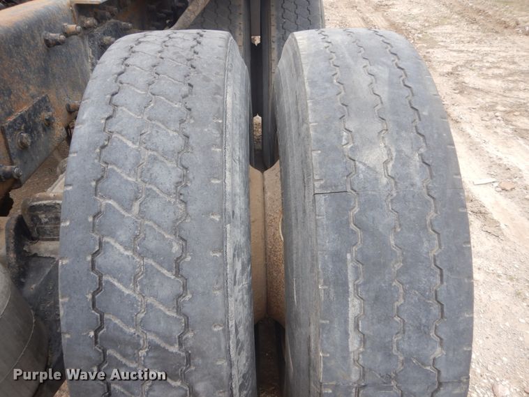 image for item HE9657 2002 Peterbilt 378  semi truck