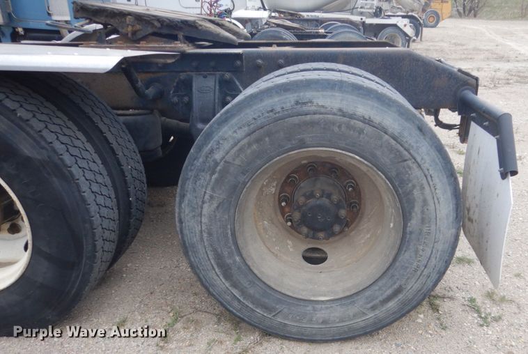 image for item HE9657 2002 Peterbilt 378  semi truck