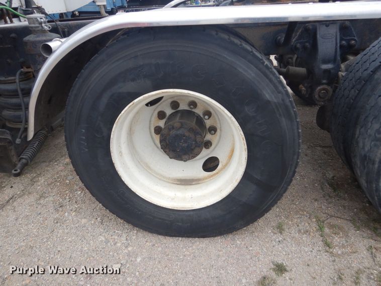 image for item HE9657 2002 Peterbilt 378  semi truck