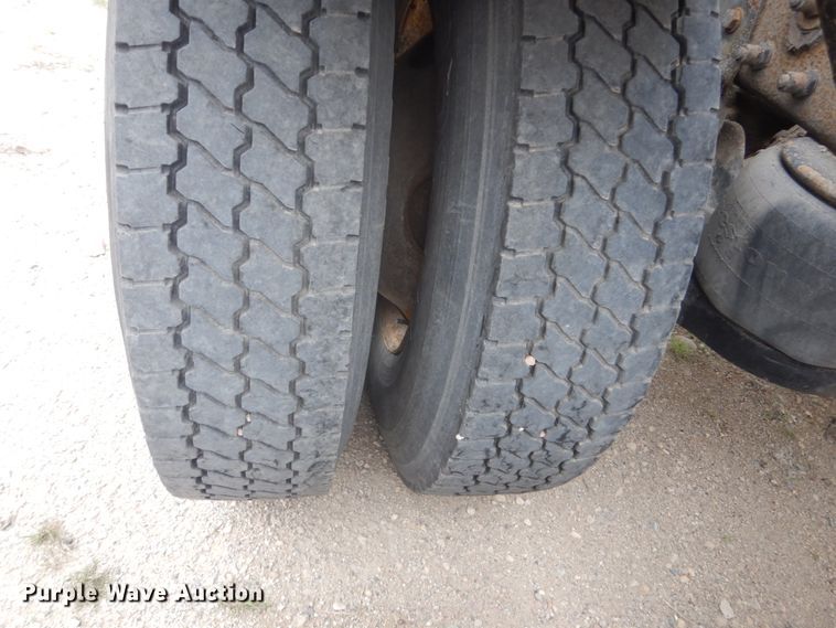 image for item HE9657 2002 Peterbilt 378  semi truck