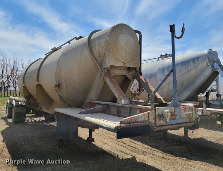 image for item HE9669 1976 Heil  pneumatic dry bulk trailer