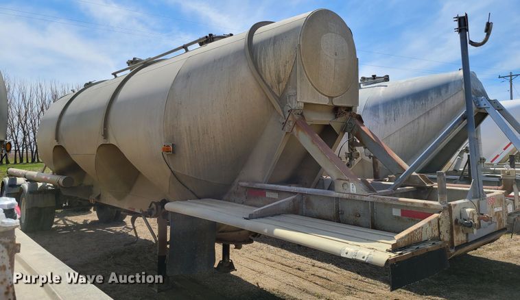 image for item HE9669 1976 Heil  pneumatic dry bulk trailer