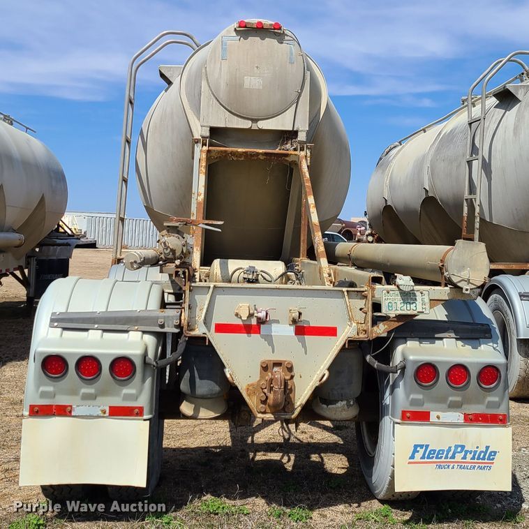 image for item HE9669 1976 Heil  pneumatic dry bulk trailer