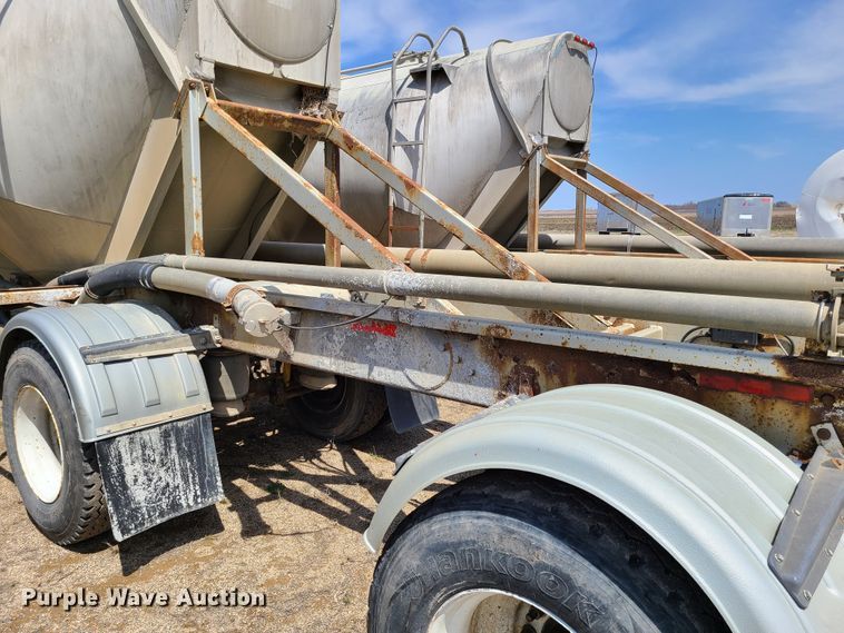 image for item HE9669 1976 Heil  pneumatic dry bulk trailer