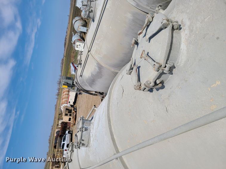 image for item HE9669 1976 Heil  pneumatic dry bulk trailer