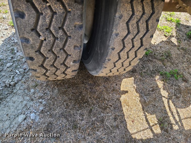 image for item HE9669 1976 Heil  pneumatic dry bulk trailer