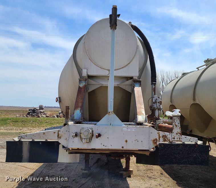 image for item HE9670 1976 Heil  pneumatic dry bulk trailer