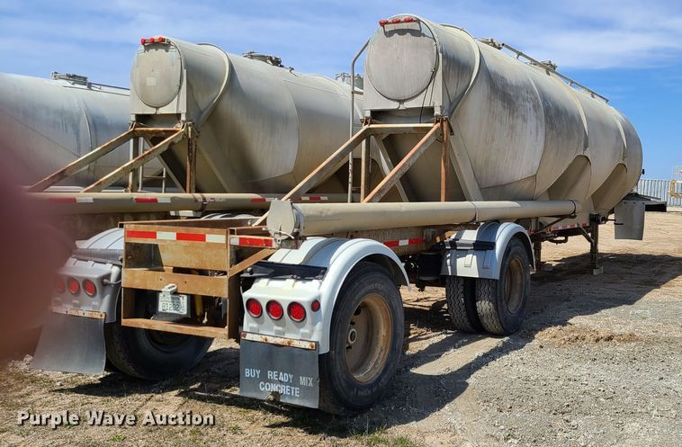 image for item HE9670 1976 Heil  pneumatic dry bulk trailer